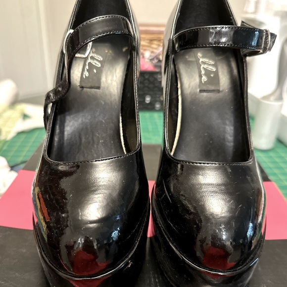 Worn once to the Playboy Mansion Halloween party in 2006. From Trashy Lingerie - Picture 2 of 8